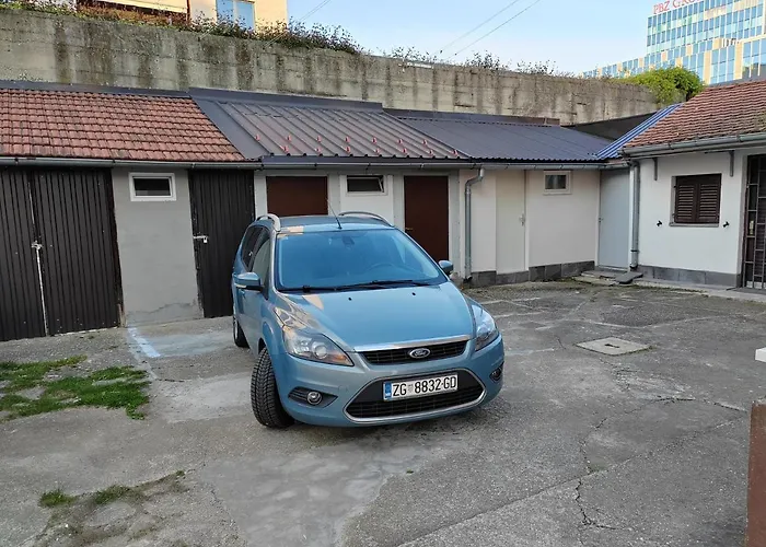 S15 Studio Apartment Free Parking